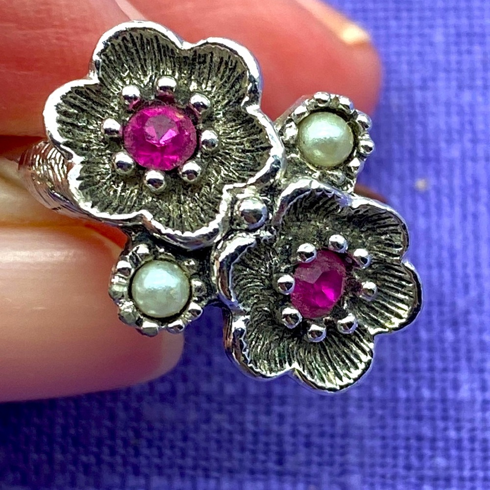 Vintage Avon ring size 9 in silver tone with faux-pearls and pink crystals! 🌺